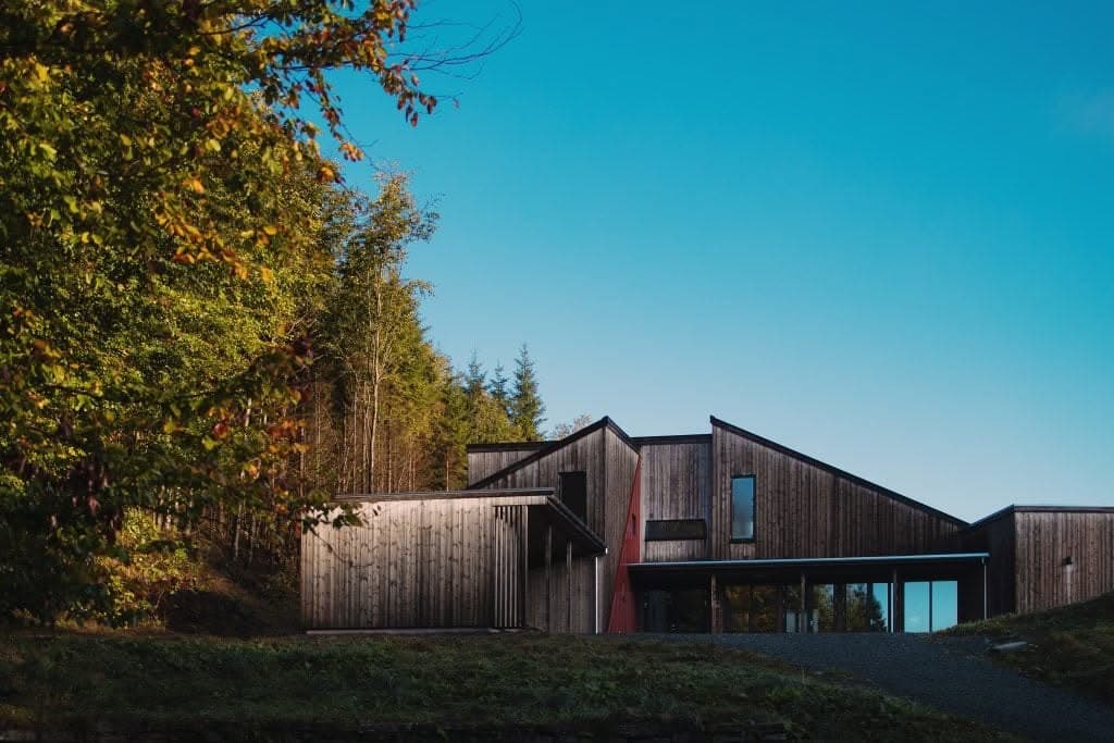 Moderne enebolig i tre mot norsk natur